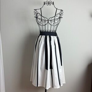 Piano skirt! Size L. 
Zipper and partial elastic waist.